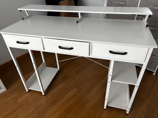 Escritorio blanco con cajones y estantes