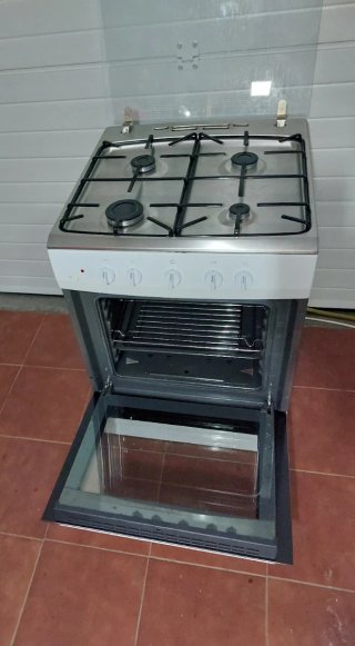 Cocina de gas blanca con horno