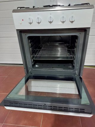 Cocina de gas blanca con horno