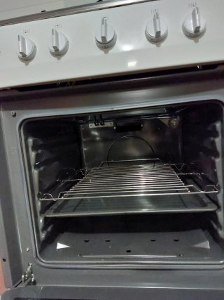 Cocina de gas blanca con horno