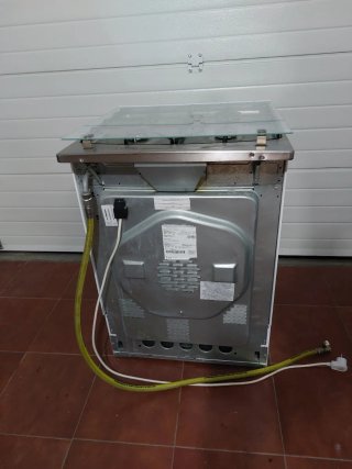 Cocina de gas blanca con horno
