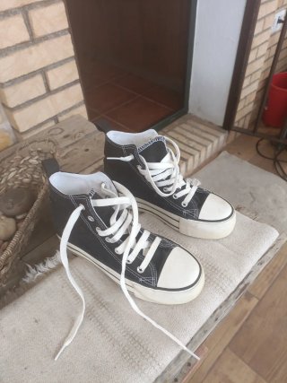 Botines Converse negros y blancos