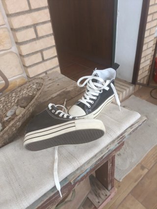 Botines Converse negros y blancos