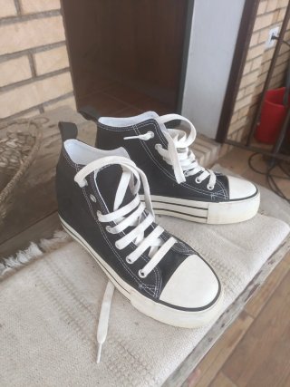 Botines Converse negros y blancos