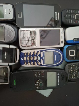 Lote de móviles antiguos: Nokia, Samsung, Siemens,