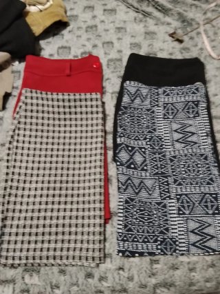 Lote 4 minifaldas, 2 estampadas y 2 lisas.