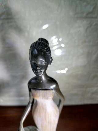 Figura Mujer Africana con Cántaro