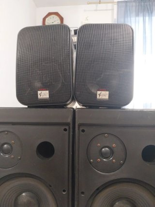 Conjunto de altavoces negros