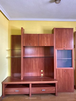 Mueble de madera y cristal