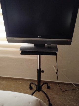 TV LG 32 Negro/Plata,              Se regala Mesa