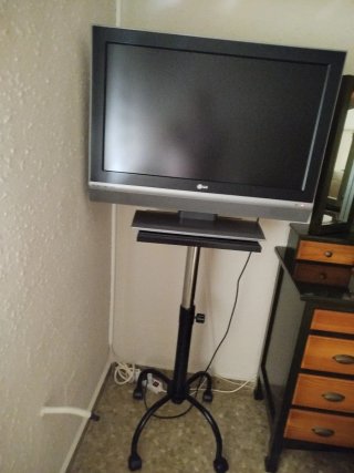 TV LG 32 Negro/Plata,              Se regala Mesa