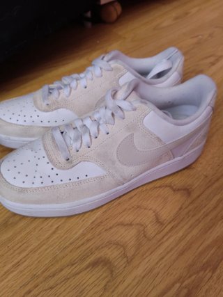 Zapatillas Nike Beige y Blancas