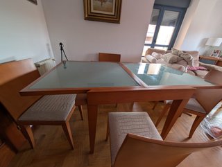 Mesa de salón con 4 sillas