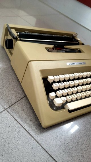 Máquina de escribir Olivetti con maletín