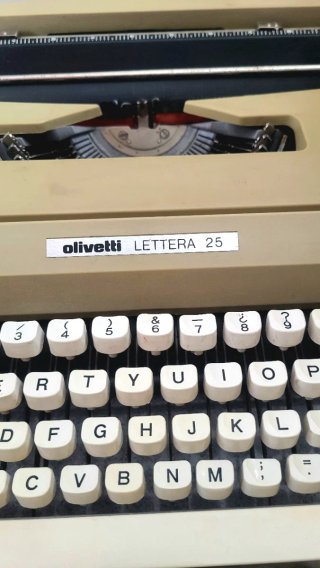 Máquina de escribir Olivetti con maletín