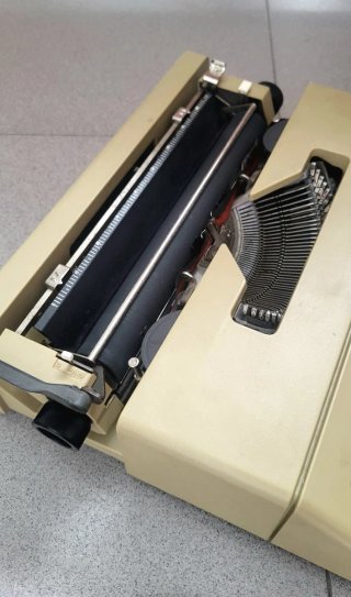 Máquina de escribir Olivetti con maletín