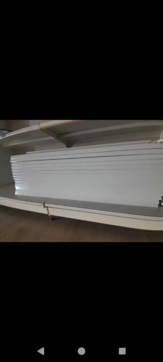 Estanterías metálicas blancas