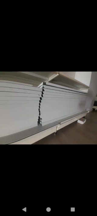 Estanterías metálicas blancas