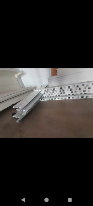 Estanterías metálicas blancas