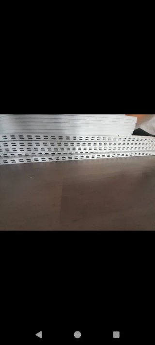 Estanterías metálicas blancas