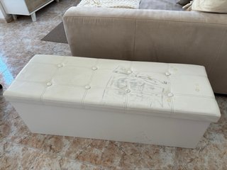 Baúl blanco polipiel.