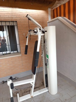 Máquina de ejercicios multifunción. En Sevillaeste