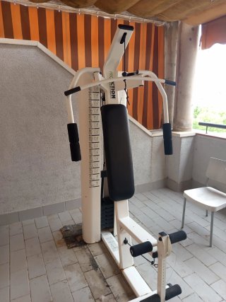 Máquina de ejercicios multifunción. En Sevillaeste
