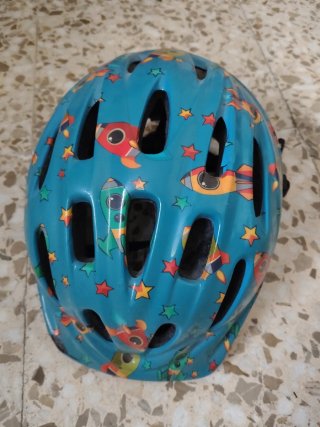 Casco infantil azul con cohetes talla 48-52