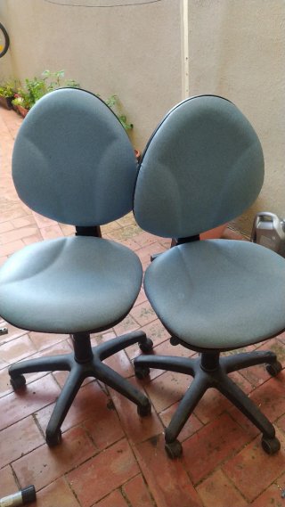 2 Sillas por 25 euros de Oficina Giratorias
