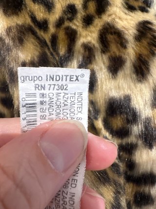 Cazadora pelo sintético animal printo.