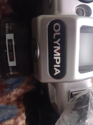 Cámara Olympus con flash y grip