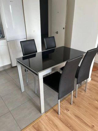 Mesa comedor cristal negro y 4 sillas
