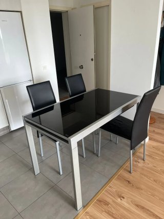 Mesa comedor cristal negro y 4 sillas