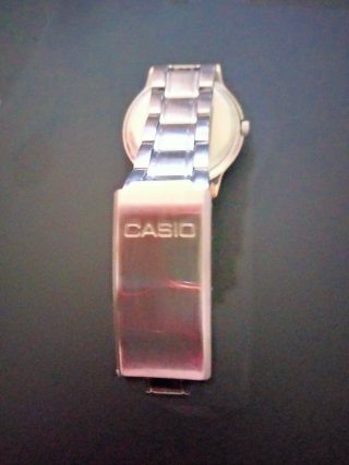 Reloj Casio Quartz Mujer Plata y Blanco