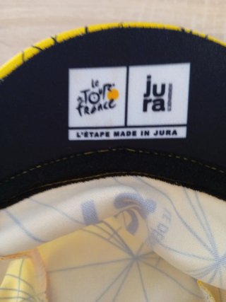 Gorra amarilla con diseño de líneas