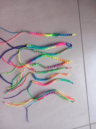 Braccialetti arcobaleno fatti a mano