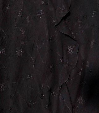 Vestido negro con volantes