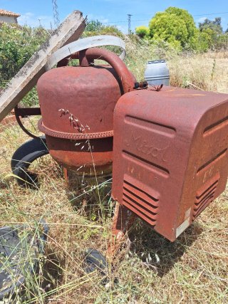 Hormigonera con su motor en funcionamiento
