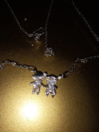 Collar con colgante de niños