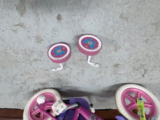 Bicicleta infantil rosa con ruedines