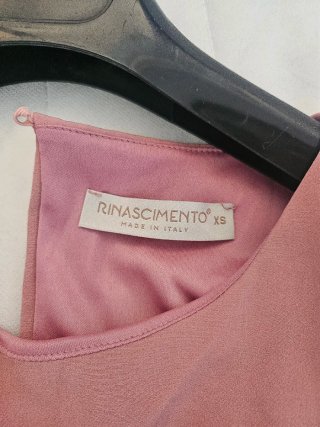 Mono elegante rosa plisado