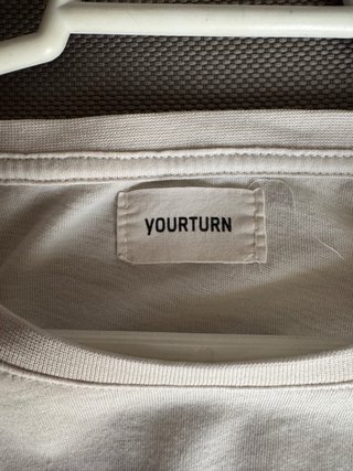 Camiseta YOURTURN blanca con estampado