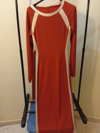 Vestido de punto fino color rojo y dorado