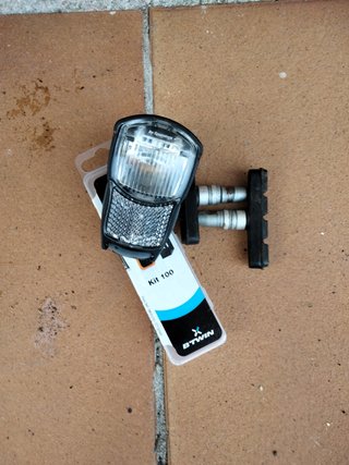 Luz bici y kit zapatas Btwin