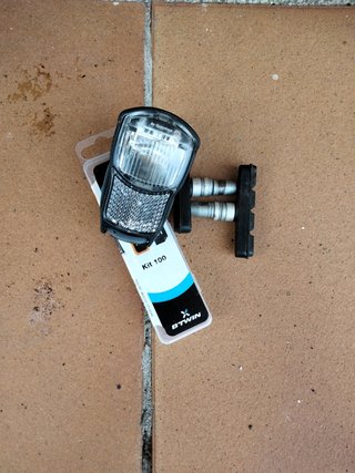 Luz bici y kit zapatas Btwin