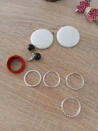 Lote bisutería: pulsera, collares, anillos