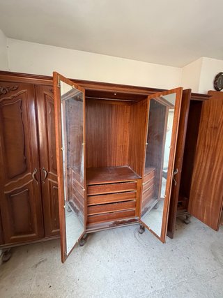 Armario de madera maciza