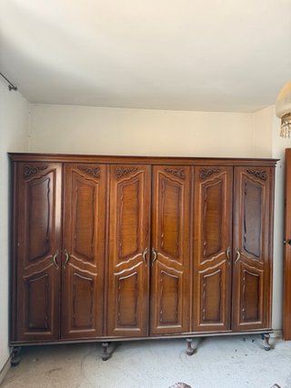 Armario de madera maciza