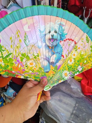 Abanico de madera con diseño de perro