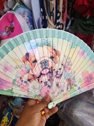 Abanico de madera con diseño de perro